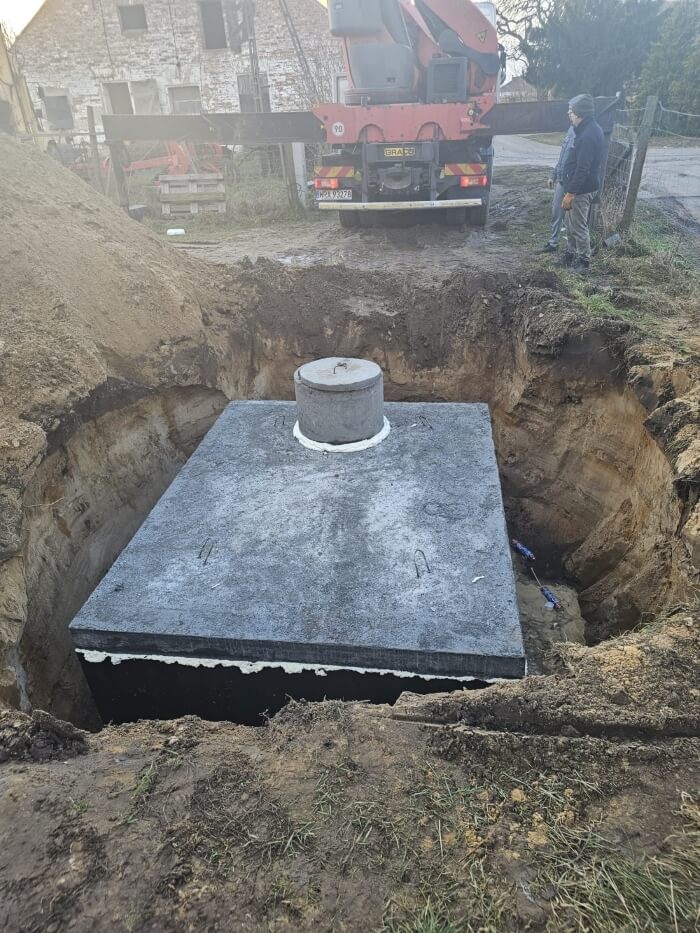 Montáž těsné betonové jímky pomocí jeřábu HDS. Realizace pro klienta z Frýdek-Místek
