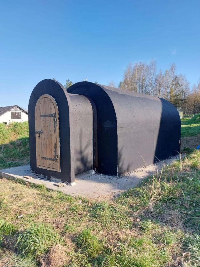 Hotový zahradní sklípek s předsíní, nainstalovaný na pozemku klienta v Frýdek-Místek